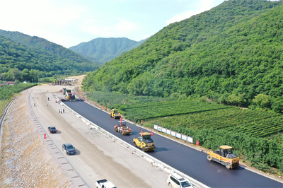 本桓高速公路十工區(qū)項(xiàng)目全面啟動(dòng)瀝青路面施工，路橋附屬工程建筑勞務(wù)分包工作同步推進(jìn)